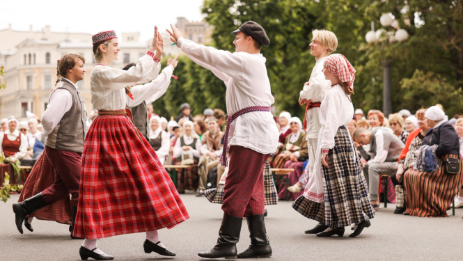 Tautas deju dejotāji, foto: LNKC arhīvs
