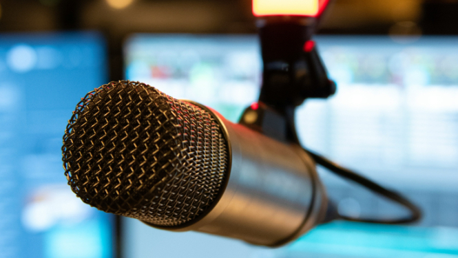 Mikrofons multimediju studijas telpā