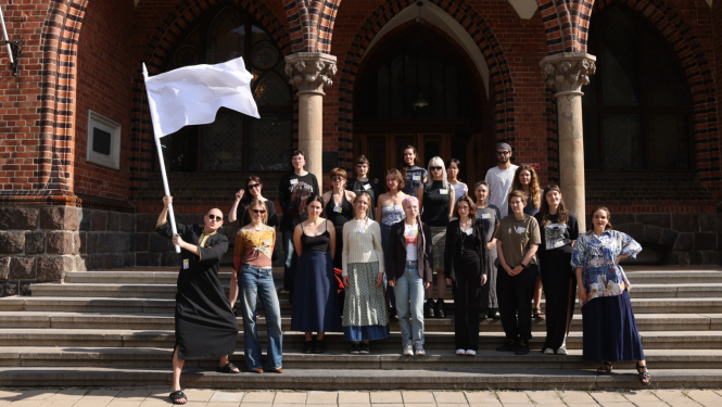 Rezidences programmas dalībnieki pie Latvijas Mākslas akadēmijas fasādes