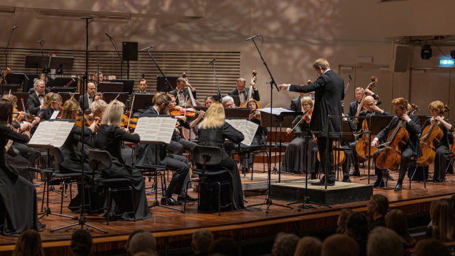 Liepājas simfoniskais orķestris uz skatuves