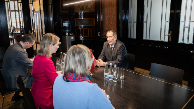 Kultūras ministre Agnese Lāce un Rumānijas vēstnieks Latvijā Serdžiu Nistors pārrunā sadarbību kultūras mantojuma, mūzikas un  mediju nozarē, foto: Oskars Artūrs Upenieks / Kultūras ministrija