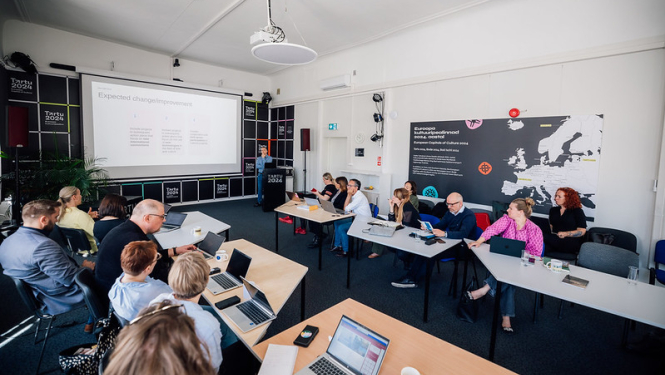 Sadarbības projekta dalībnieki strādā darba grupā