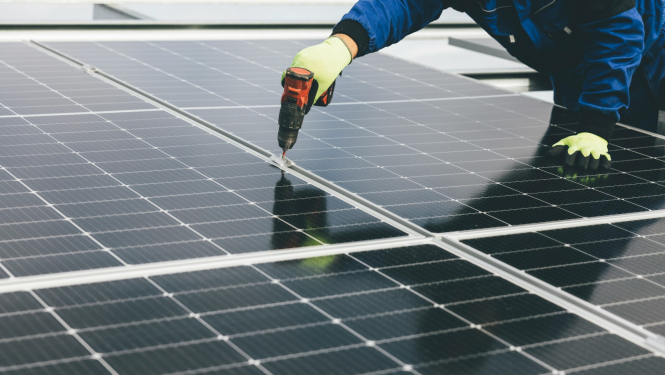 Saules paneļu montāžas darba process