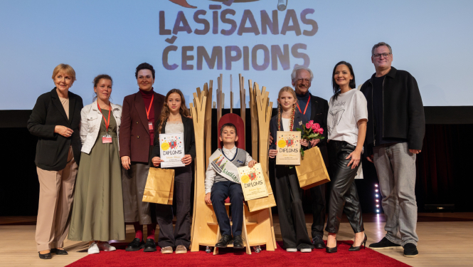 Skaļās lasīšanas sacensību laureāti un žūrijas dalībnieki