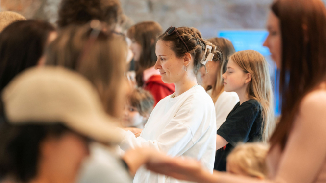 Jaunieši piedalās aktivitātē pasākuma ietvaros, kas iekļauts kultūrizglītības programmā "Latvijas skolas soma"