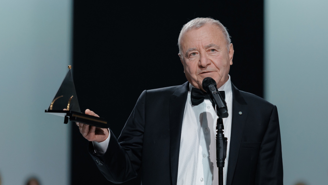 Jakovs Rafaļsons, saņemot Spēlmaņu nakts balvu "Mūža ieguldījums skatuves mākslā”  