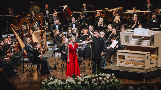 Starptautiskā ērģeļmūzikas festivāla norise. Uz skatuves Latvijas Nacionālā simfoniskā orķestra mūziķi, diriģents Andris Poga un ērģelniece Iveta Apkalna