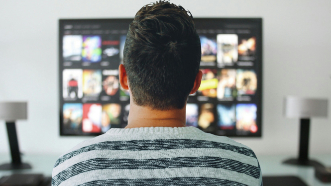 Cilvēks pie TV ekrāna