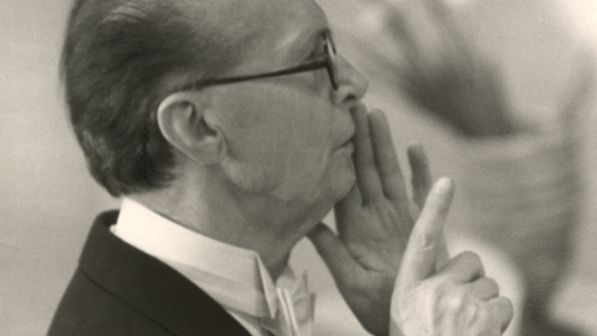 Diriģents Teodors Kalniņš darba procesā - melnbaltā fotogrāfija, portrets