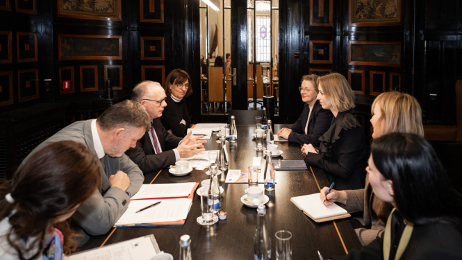 Kultūras ministres Agneses Lāces un Eiropas Ekonomikas un sociālo lietu komitejas priekšsēdētāja Šīmusa Bolanda (Mr Séamus Boland) tikšanās norise Kultūras ministrijas Kamīnzālē