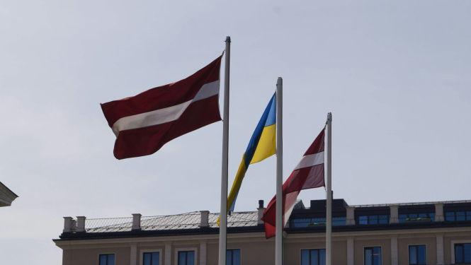 Ukrainas un Latvijas karogi