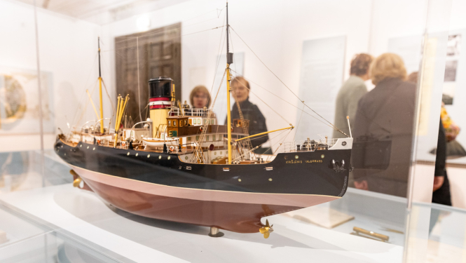Izstādes “Krišjānis Valdemārs. Latvietis. Ledlauzis” ekspozīcijas fragments - kuģa ledlauža miniatūrs modelis