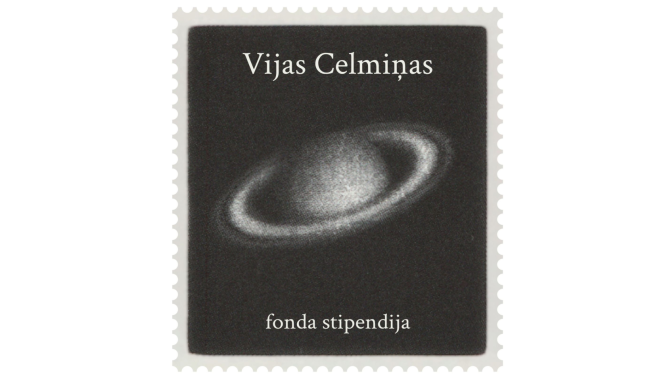 Vijas Celmiņas fonda stipendijas logo 2025. Māksliniece: Sarmīte Māliņa. Grafiskajai identitātei izmantota Vijas Celmiņas litogrāfija “Saturna markas” (1995)  no Latvijas Nacionālā mākslas muzeja kolekcijas
