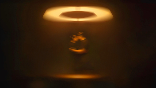 "Zvaigznāji" makets - divi cilvēki apskaujas zem apaļas gaismas