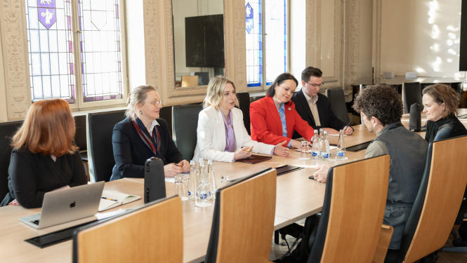 KM pārstāvji un kultūras ministre tiekas ar "Culture Action Europe" ģenerālsekretāru Larsu Ebertu KM Lielajā zālē