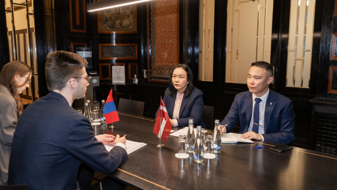 Parlamentārā sekretāra Aleksandra Kalēja tikšanās ar Mongolijas ārkārtējo un pilnvaroto vēstnieci V. E. Ojundari Navānu‑Jundenas (H. E. Mrs Oyundari Navaan‑Yunden)