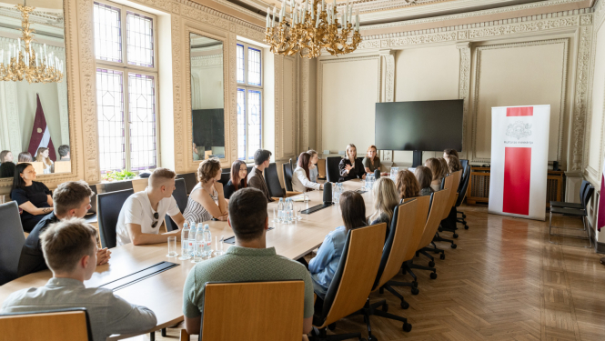 Kultūras ministres Agneses Lāces tikšanās ar jaunatnes organizācijas "Klubs "Māja" – jaunatne vienotai Eiropai" vienības "JEF Latvija" jauniešiem Kultūras ministrijas zālē