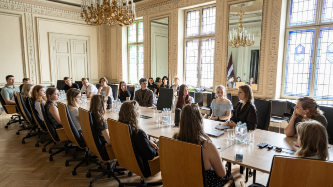Kultūras ministres Agneses Lāces tikšanās ar jaunatnes organizācijas "Klubs "Māja" – jaunatne vienotai Eiropai" vienības "JEF Latvija" jauniešiem Kultūras ministrijas zālē. Foto: Oskars Artūrs Upenieks / Kultūras ministrija