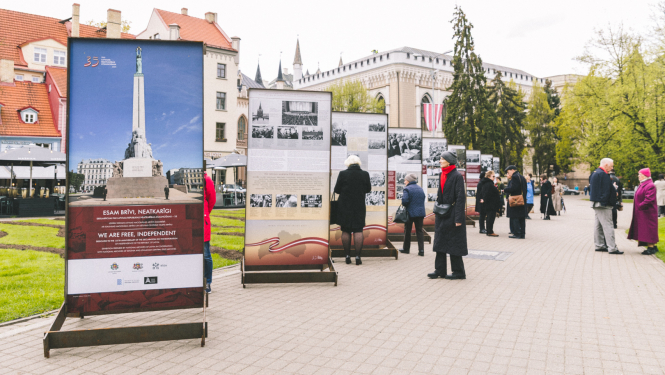 Izstādes atklāšana Līvu laukumā