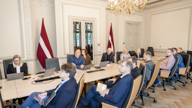 Rīgas Doma padomes sēdes norise KM Lielajā zālē, pie galda sēž sēdes dalībbnieki