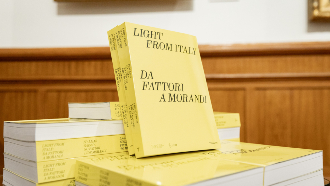 Izstādes kataloga atvēršanas ceremonijas norise LNMM telpās, telpā apmeklētāji un viesi