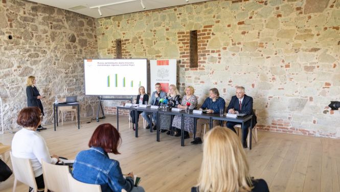 Seši cilvēki priekšplānā sanāksmju zālē Latvijas Nacionālajā vēstures muzejā 