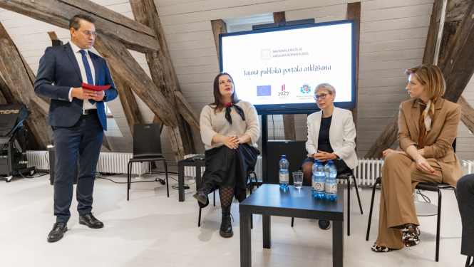 Četras personas skatītāju priekšā iepazīstina ar jauno portālu