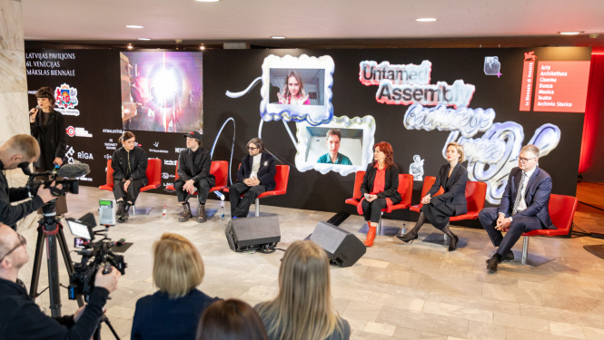 Preses konferences dalībnieki un mediju pārstāvji Rīgas Kongresu namā