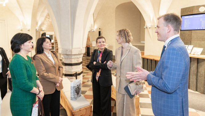 Latvijas, Lietuvas, Igaunijas un Polijas kultūras ministres kopā ar muzeja direktoru apskata LNVM topošo ekspozīciju