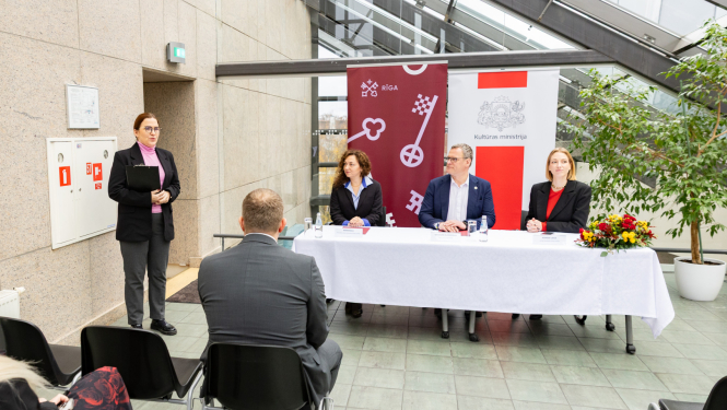 NKMP vadītāja Ināra Bula un Rīgas domes priekšsēdētājs Viesturs Kleinbergs, klātesot Latvijas Republikas kultūras ministrei Agnesei Lācei, paraksta sadarbības memorandu Rīgas domes telpās