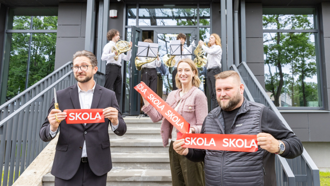 Trīs amatpersonas un mūziķi skolas ēkas atklāšanā