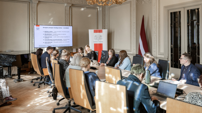 Medijpratības partneru sanāksmes norise un dalībnieki KM Lielajā zālē