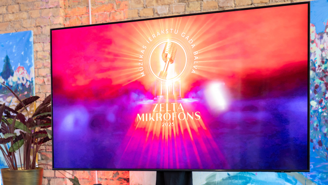 Latvijas mūzikas ierakstu gada balvas “Zelta Mikrofons 2025” logo uz ekrāna