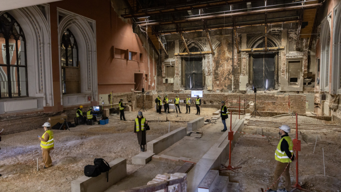 Lielās ģildes pārbūves projekta kapsulas ar vēstījumu nākamajām paaudzēm iemūrēšana ēkas pamatos