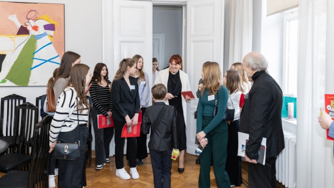 Kultūras ministre un skolēni Ēnu dienā