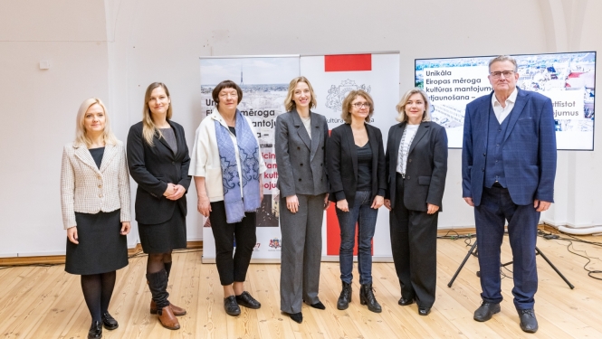 Septiņas personas auditorijas priekšplānā