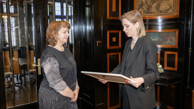 13.12.2024_Ministru kabineta Atzinības raksta pasniegšana tulkotājai Ievai Lešinskai - Geiberei