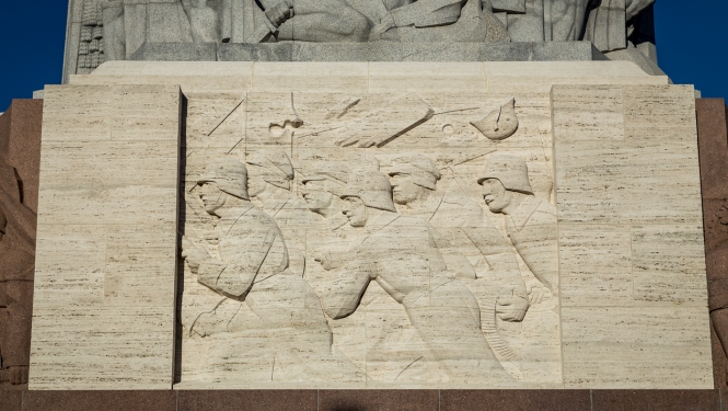 Brīvības pieminekļa fragments