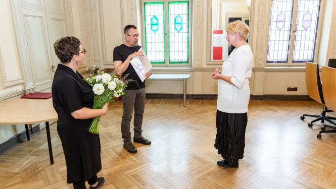 Ministru kabineta Atzinības raksta pasniegšana "Starptautiskā Rakstnieku un tulkotāju māja" valdes loceklei Andrai Konstei