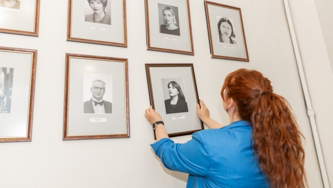 Bijusī kultūras ministre Agnese Logina novieto savu portretu kultūras ministru galerijā