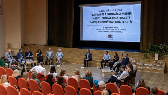 Diskusijas dalībnieki auditorijā
