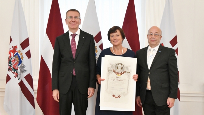 Alfrēda Kalniņa Cēsu Mūzikas vidusskolas pedagoģe Ilze Mazkalne saņem Ata Kronvalda balvu