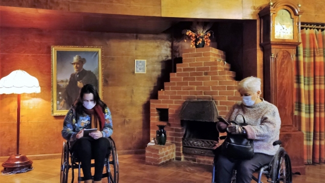 Muzeja apmeklētāji ratiņkrēslos