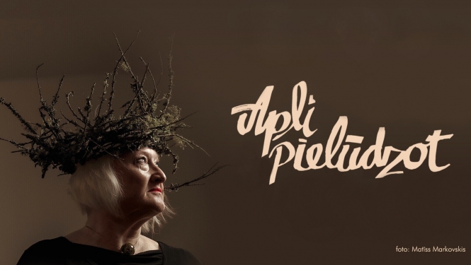 Ojāra Vācieša muzejā aplūkojama Brigitas Strodas darināto kroņu kolekcija, foto: Matīss Markovskis