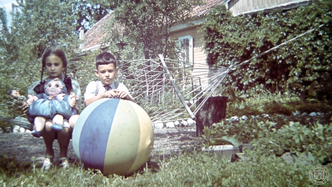 Bērni ar rotaļlietām Platkāju mājās Jelgavas apriņķa Platones pagastā. 1939. gads. Fotogrāfs Valdemārs Ģinters.