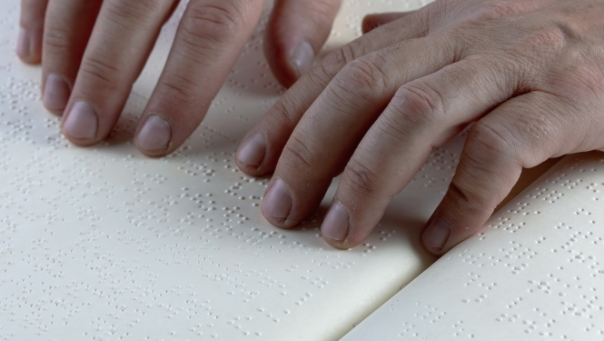 Rokas un teksts Braila rakstā