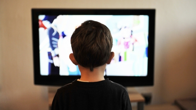 Bērns pie TV ekrāna
