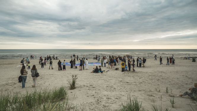 Cilvēki pludmalē pasākumā