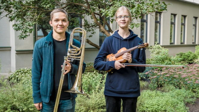Skolēni ar mūzikas instrumentiem
