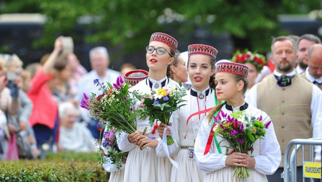 Septītā diena: deju lieluzvedums “Māras zeme”, noslēguma koncerta “Zvaigžņu ceļā” ģenerālmēģinājums, folkloras svētki un vokālo ansambļu koncerti